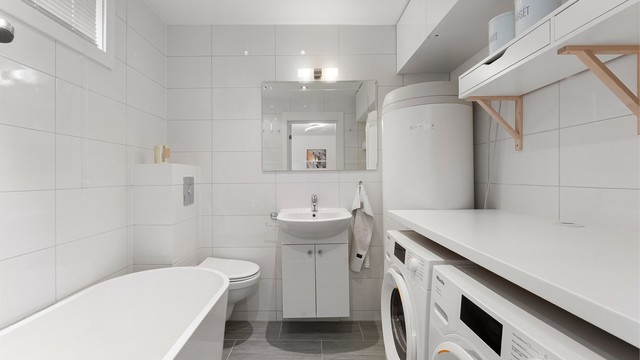 Soverom 3 har direkte adkomst til eget baderom / vaskerom