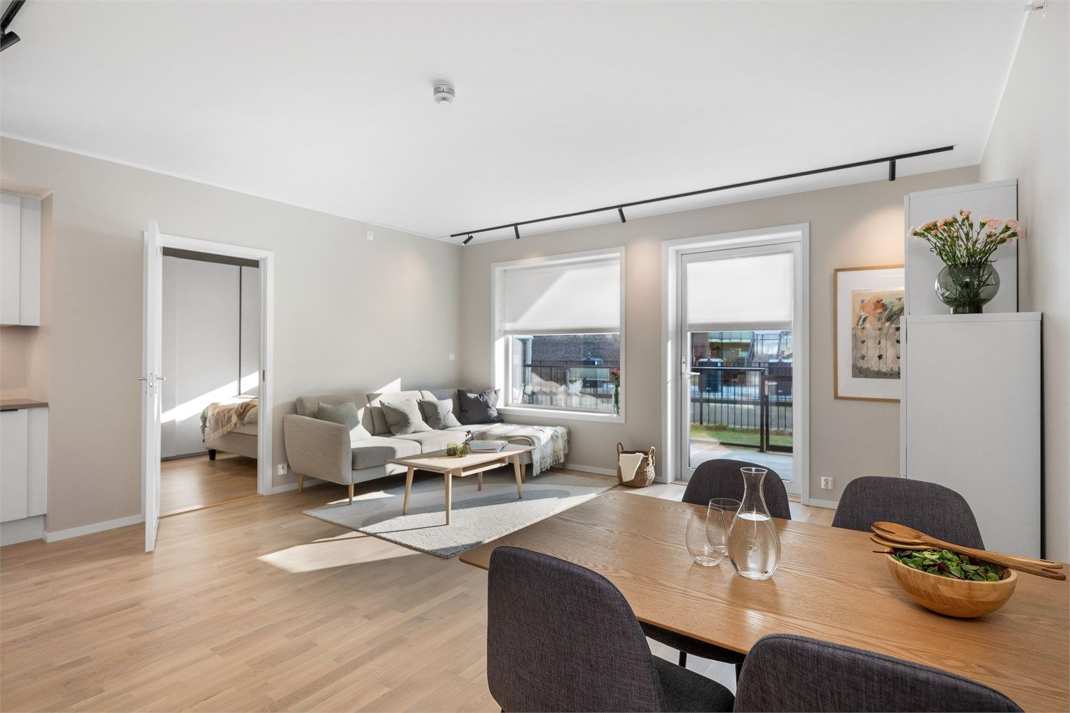 Stuen er meget romslig og har en praktisk utforming som bidrar til at man enkelt kan innrede rommet i soner