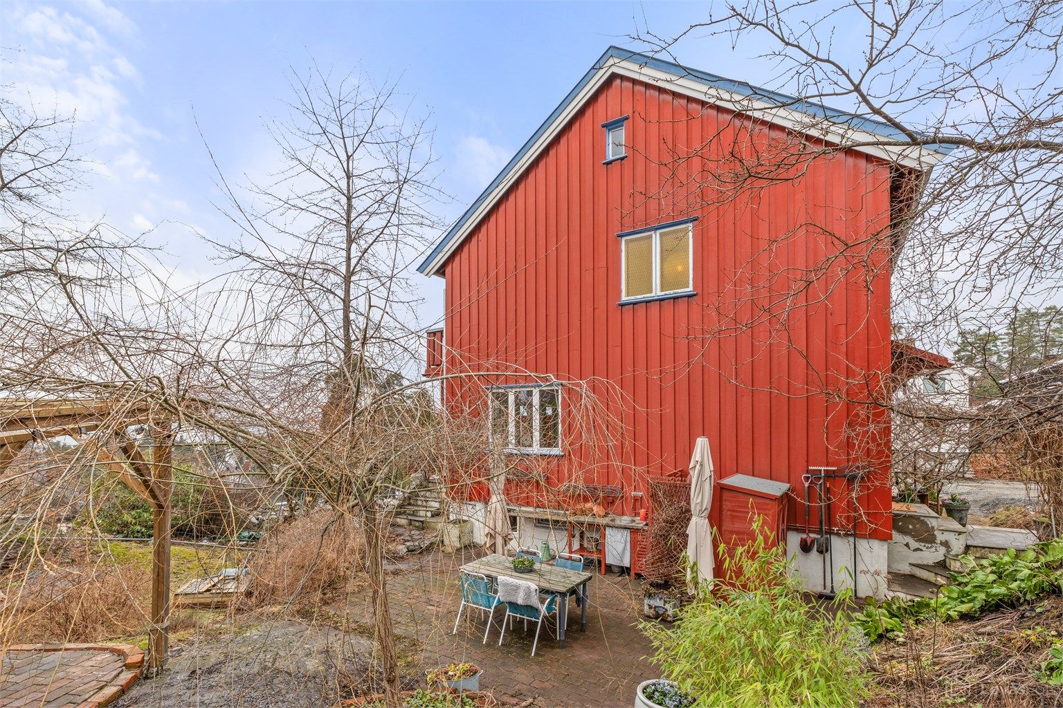 Eiendommen byr på en stor, usjenert hage og to private uteplasser: en sørvendt terrasse og en vestvendt balkong.