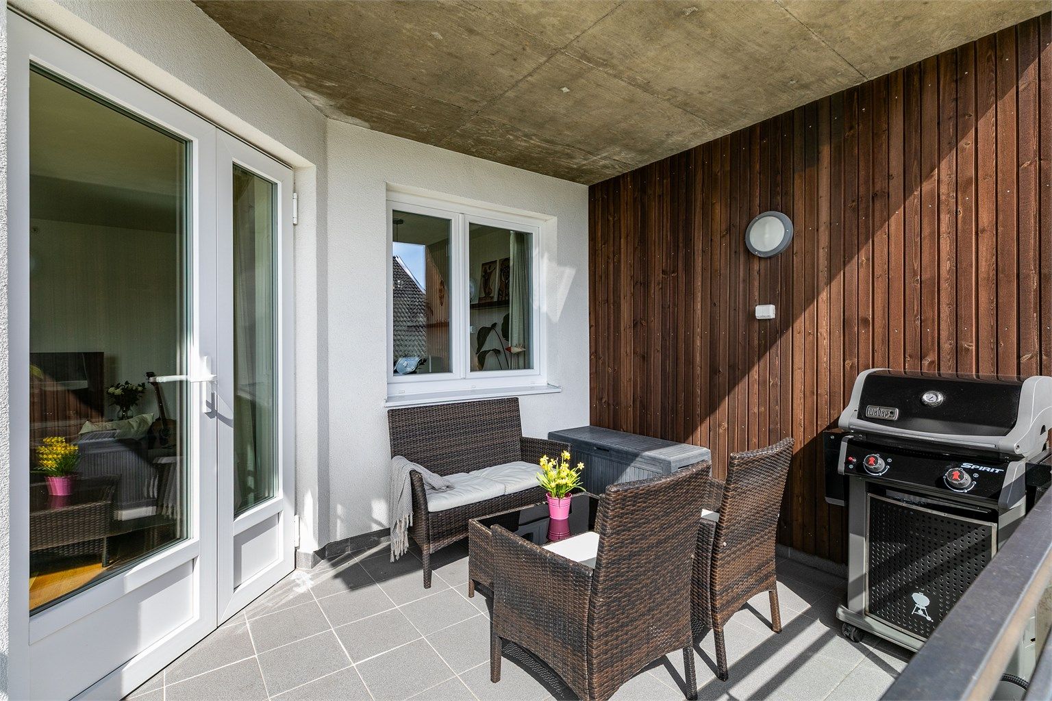 Om du vil sitte utendørs utover sommerkvelden er det fint med et lunende tak over hodet. Verandaens ca. 9 kvm. er utført med fliser.