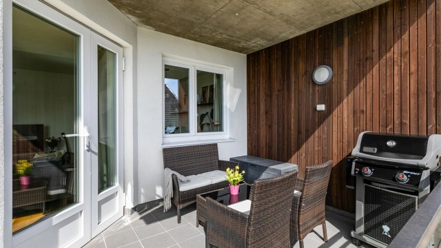 Om du vil sitte utendørs utover sommerkvelden er det fint med et lunende tak over hodet. Verandaens ca. 9 kvm. er utført med fliser.