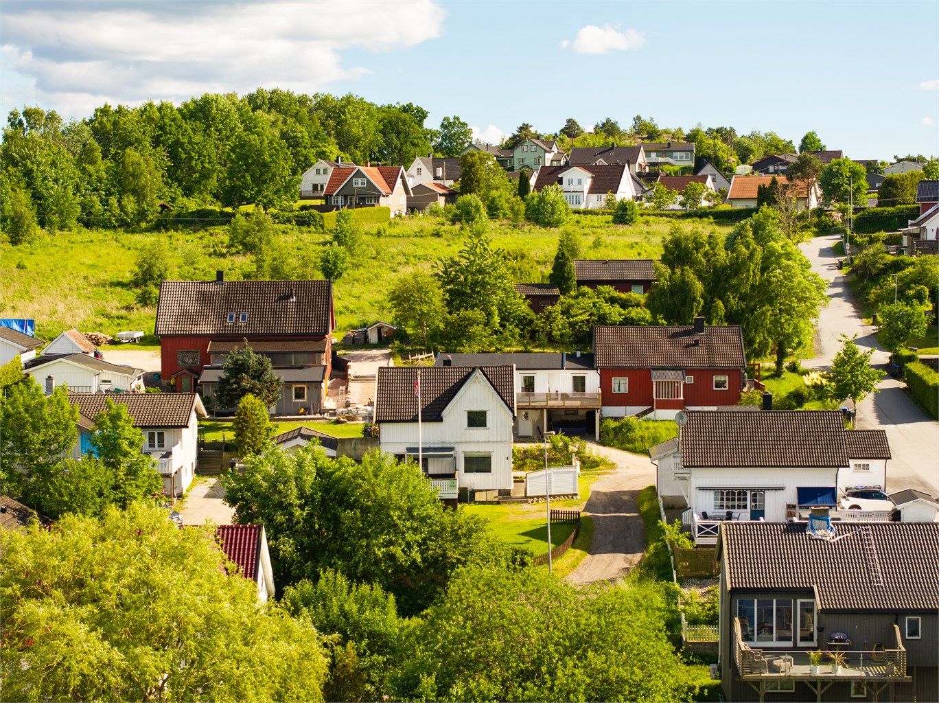 Landlig og fredelig beliggenhet med gode solforhold og grønne omgivelser.