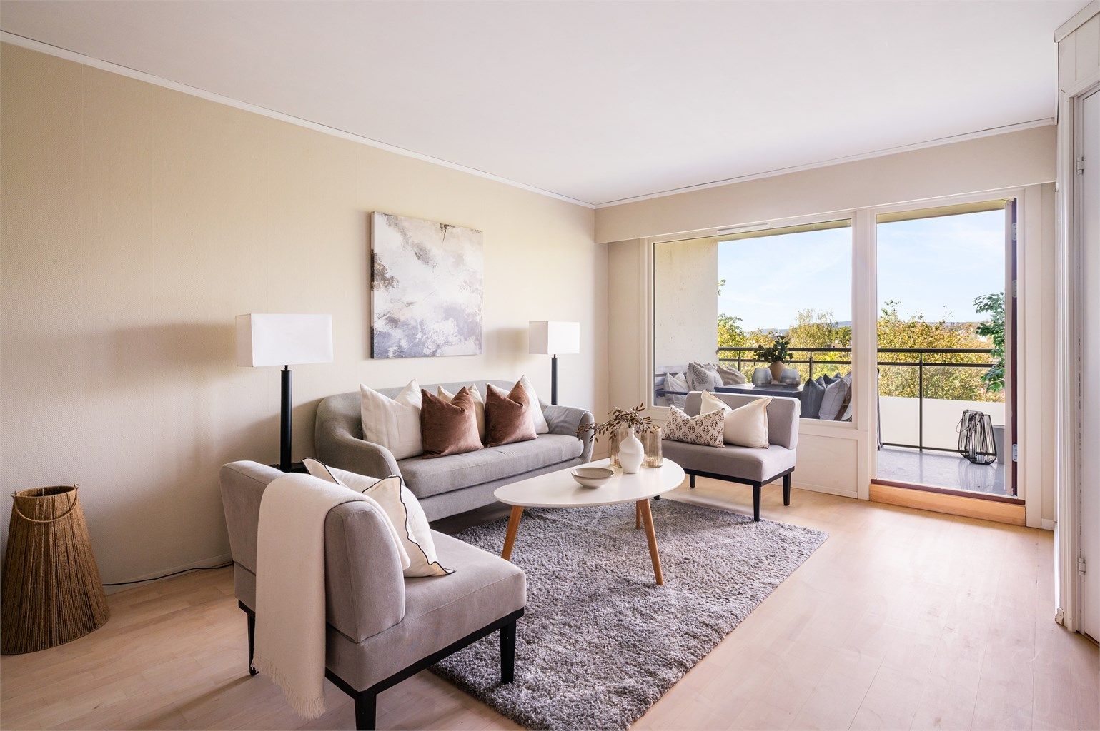 Romslig oppholdsrom med store vindusflater