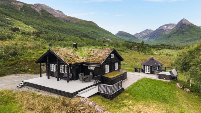 Romemyra 21 presenteres av Krogsveen v/eiendomsmegler Robert Tafjord Iversen - en flott fritidseiendom med pent opparbeidet tomt, hytte, grillhytte og lekehytte