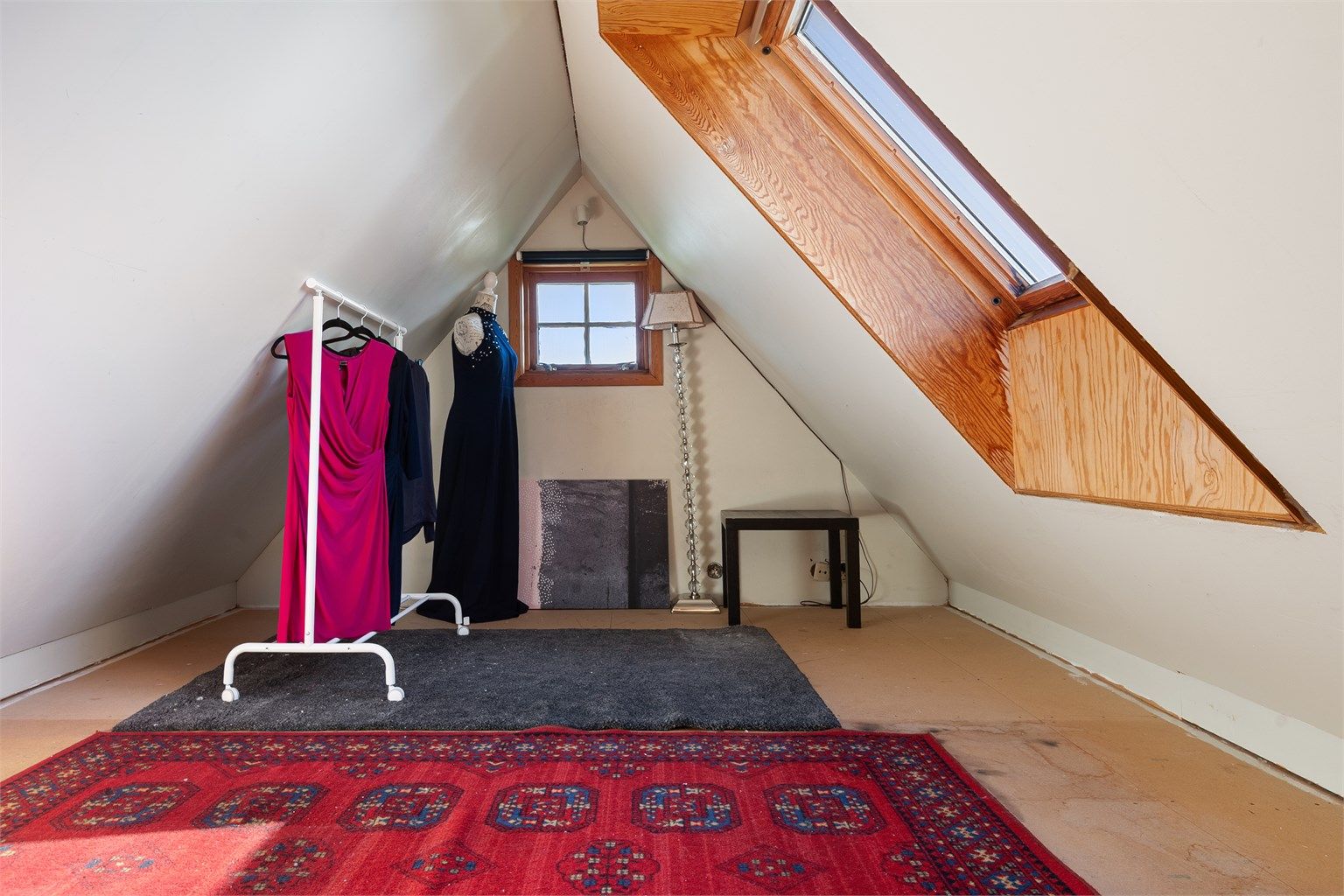 Loftsetasjen har innredet loftsbod med takvindu og videre adkomst til kaldtloft.