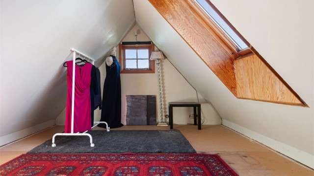 Loftsetasjen har innredet loftsbod med takvindu og videre adkomst til kaldtloft.