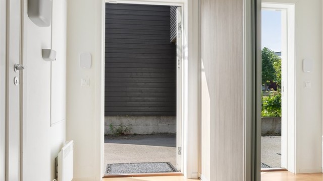 Lys entré med skyvedørsgarderobe og adkomst til en praktisk innvendig bod.