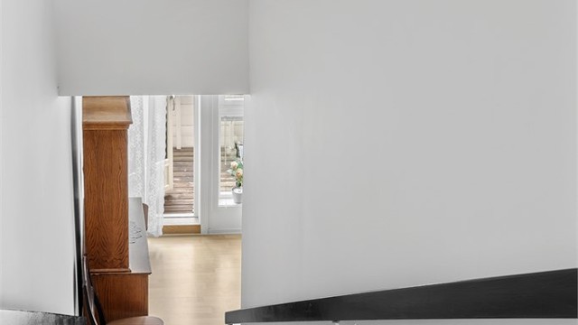 Den malte tretrappen binder de tre etasjene sammen på en effektiv måte.
