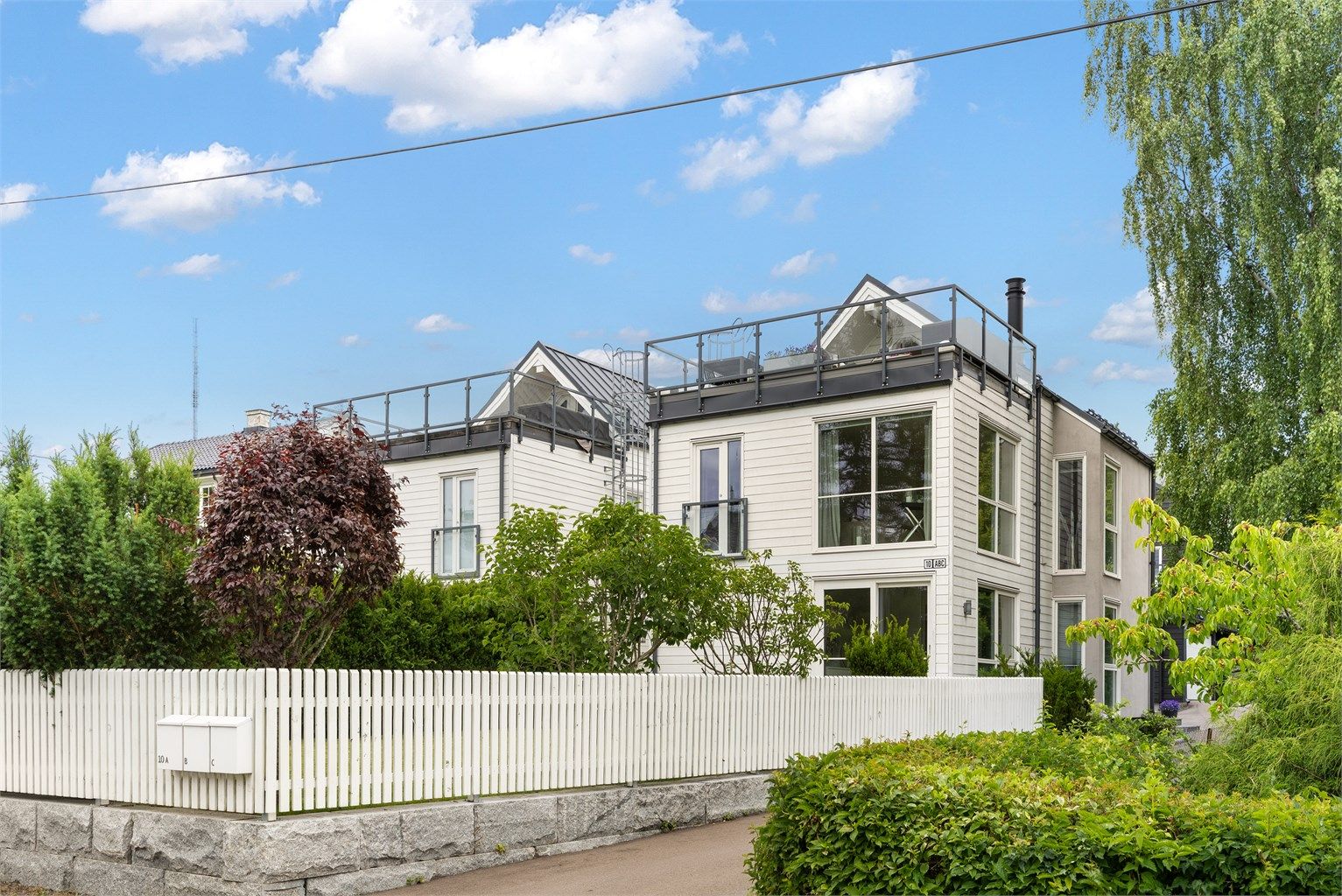 Granveien 10A har en solrik og flott beliggenhet i et attraktivt villaområde. Barnevennlig og trafikkskjermet med kort vei til bl.a. kollektivtransport, Bekkelaget skole og servicetilbud på Holtet, samt til de unike friområdene på Ekebergsletta