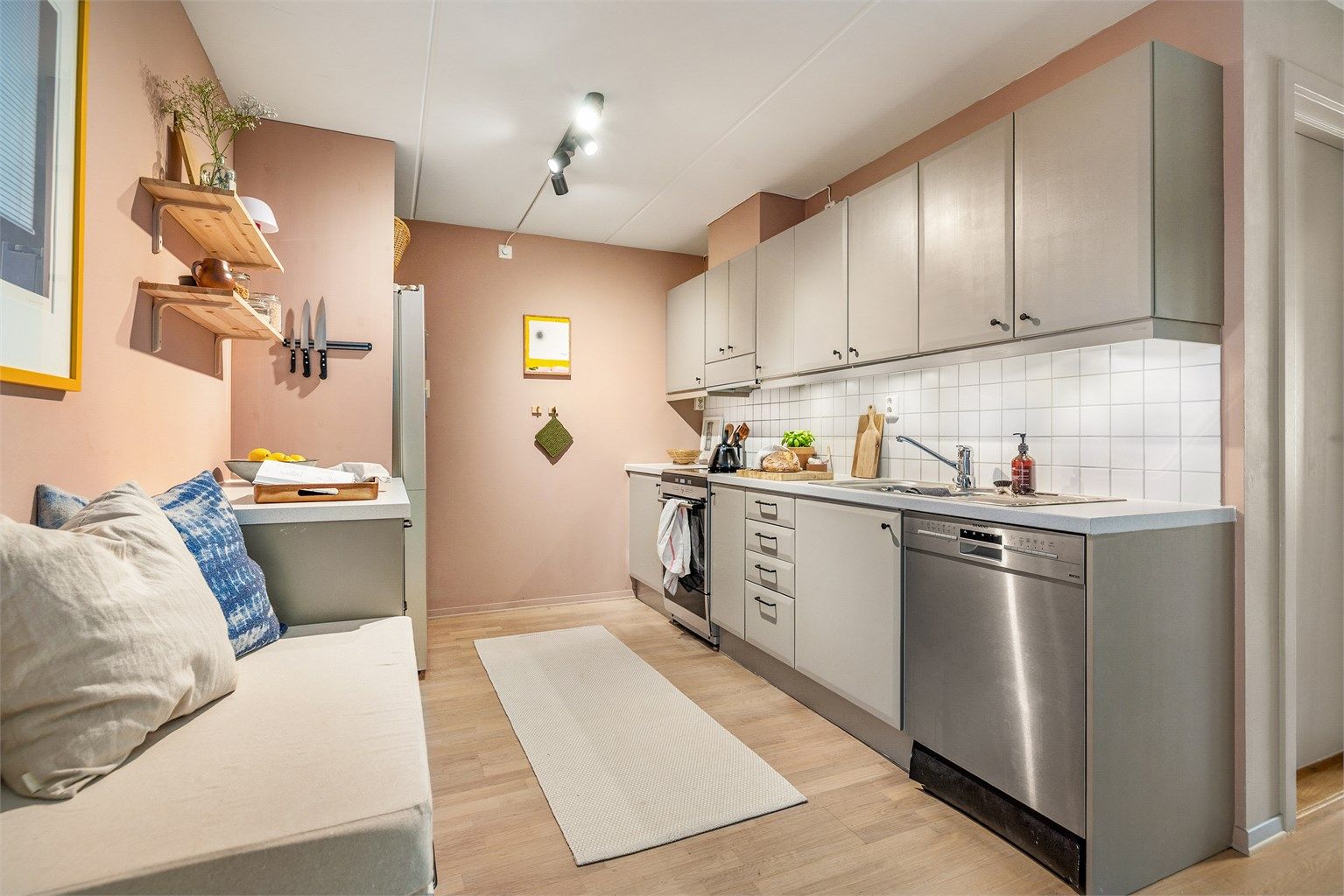 Kjøkkeninnredningen er tidløs og elegant med malte fronter, benkeplate i laminat, nedfelt oppvaskkum og ett-greps armatur