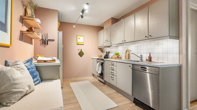 Kjøkkeninnredningen er tidløs og elegant med malte fronter, benkeplate i laminat, nedfelt oppvaskkum og ett-greps armatur