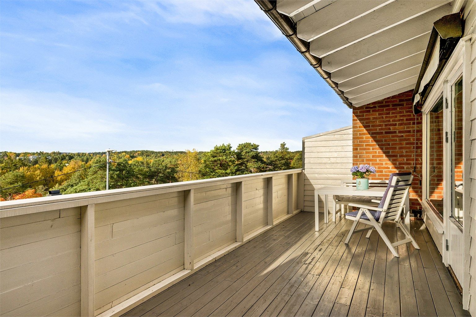 Med både balkong og en omfangsrik terrasse på motsatt side får du valgfrihet og tilpasningsmulighet etter vær og vind.