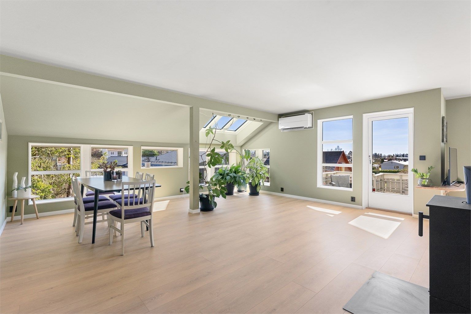 Fra stuen er det utgang til den delvis takoverbygde verandaen på 26 m², som fungerer som en forlengelse av oppholdsrommet.