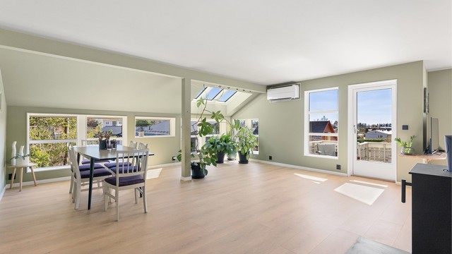 Fra stuen er det utgang til den delvis takoverbygde verandaen på 26 m², som fungerer som en forlengelse av oppholdsrommet.