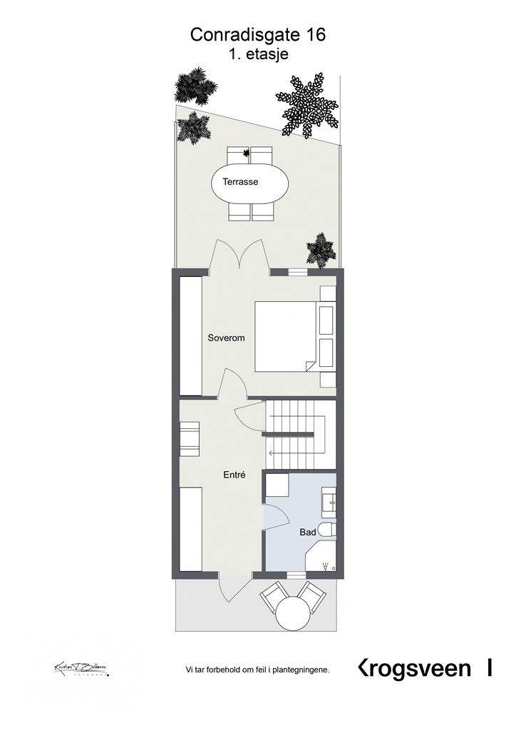 Første etasje er praktisk innredet med hall, bad/vaskerom og et soverom med utgang til markterrassen.