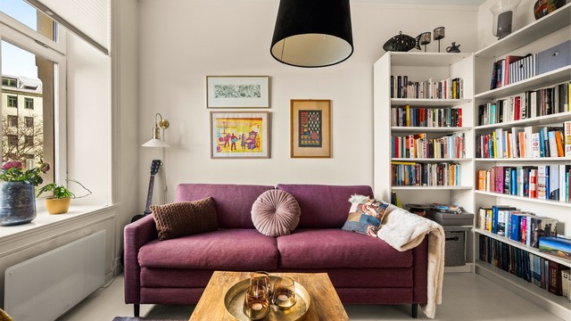 Leiligheten har to gode soverom. Dette rommet har god plass til både seng og en liten sittegruppe eller kontorløsning.