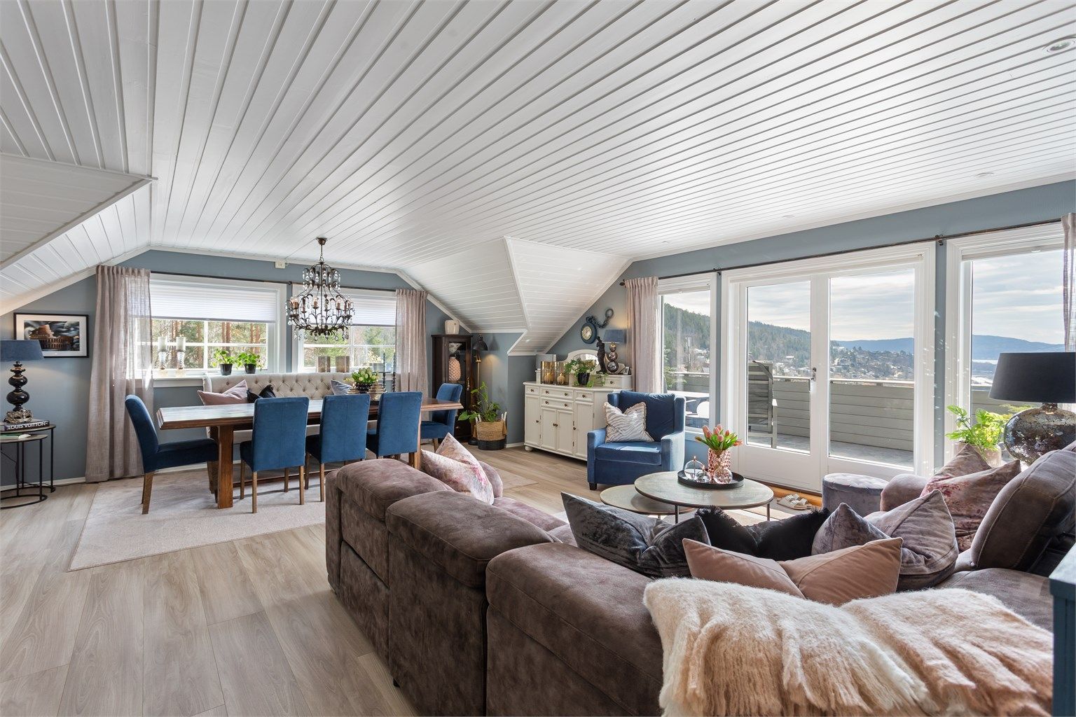 Den kombinerte stuen og spisestuen har god plass til flere soner. Fra stuen er det direkte utgang til terrassen gjennom doble dører.