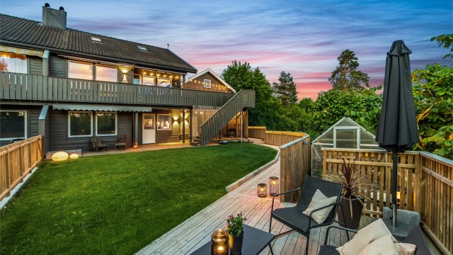 Velkommen til en meget gjennomført del av tomannsbolig i Stenfeltskogen 23 B