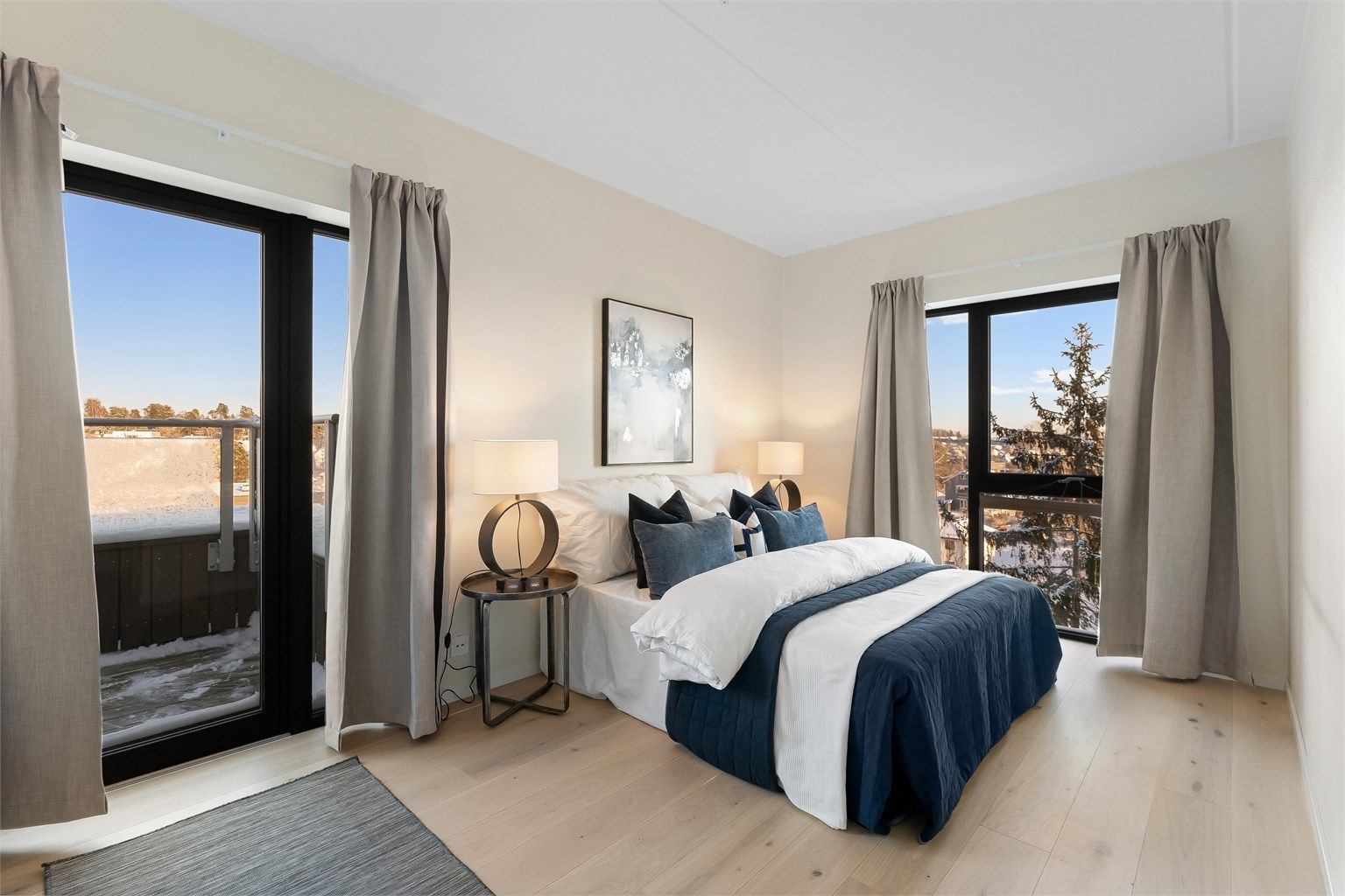 Hovedsoverom med utgang til terrasse