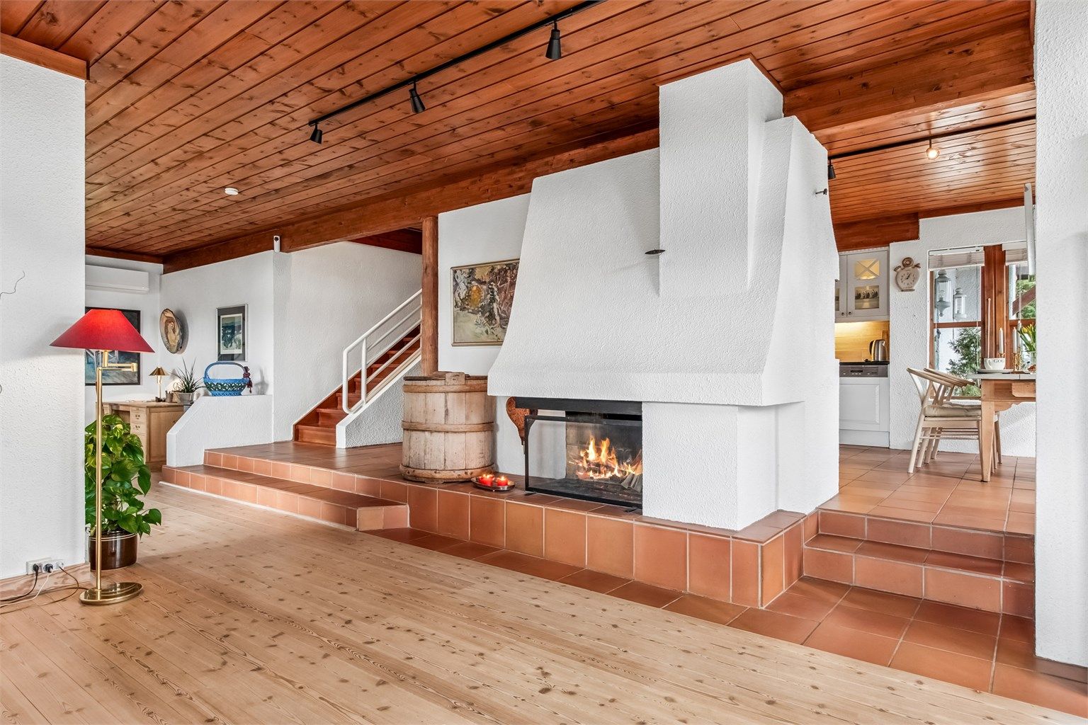 Boligen har flere flotte detaljer som nivåforskjell mellom stue og kjøkken/gang, med en hyggelig peisovn i senter. 