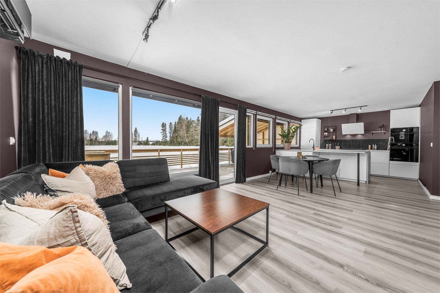 Fra stuen har man adkomst til boligens terrasse