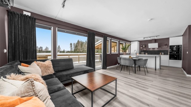 Fra stuen har man adkomst til boligens terrasse