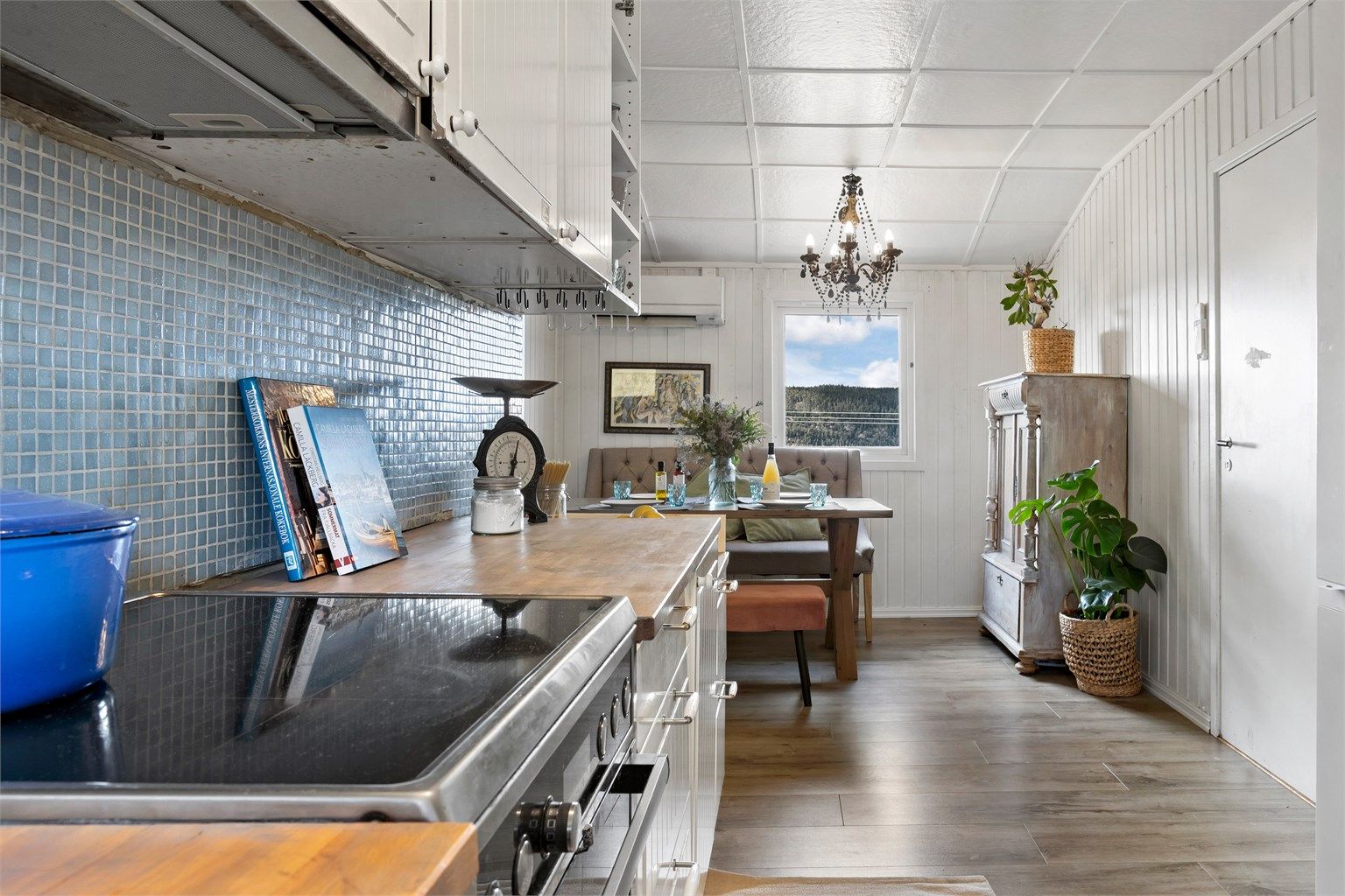 Fra kjøkkenet har du god kontakt med spiseplassen og stuen.