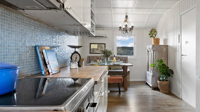 Fra kjøkkenet har du god kontakt med spiseplassen og stuen.