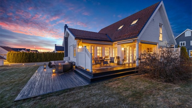 Velkommen til Hovsvingen 32. Perfekt bolig for deg og familien med 4 sov.to stuer, to bad + vaskerom.