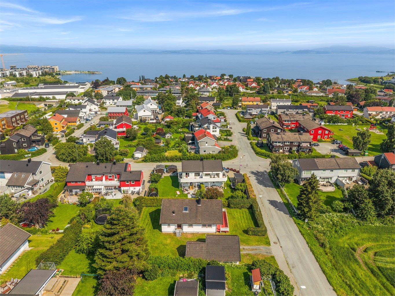 Nærområdet har flere dagligvarebutikker samt Grilstadporten kjøpesenter hvor det er dagligvarehandel, apotek, frisør, treningssenter, post, blomsterbutikk m.m. Her er det også søndagsåpen butikk. 