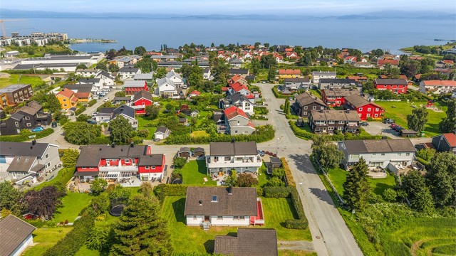 Nærområdet har flere dagligvarebutikker samt Grilstadporten kjøpesenter hvor det er dagligvarehandel, apotek, frisør, treningssenter, post, blomsterbutikk m.m. Her er det også søndagsåpen butikk.