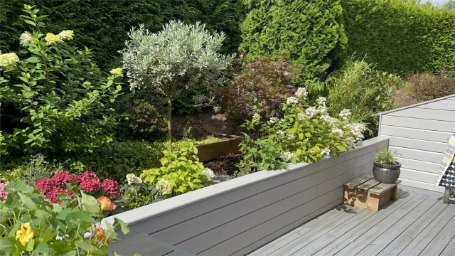 Hagen er meget rikt beplantet med vakre og eksklusive blomster, planter og busker (selgers private bilde)