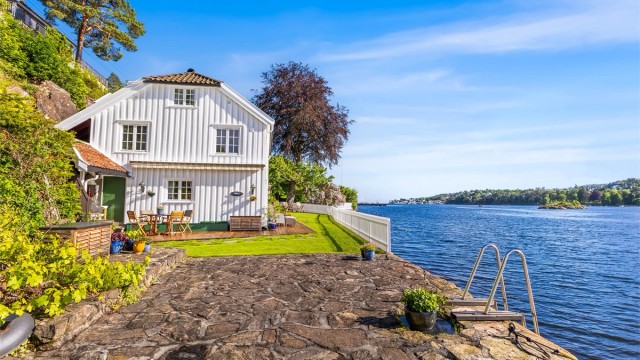 En historisk sjøeiendom fra 1820-tallet med rundt 60 meter strandlinje og dypvannsbrygge.
Foto: Sørvær Media