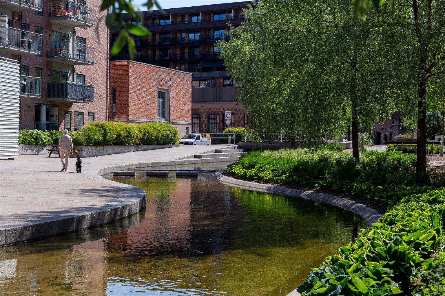 Kort vei til rekreasjonsområder, turstier og servicetilbud i Kværnerbyen.