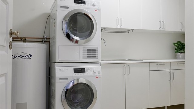 Boligen har separat vaskerom med utslagskum i skapinnredning og opplegg for vaskemaskin, samt tørketrommel.