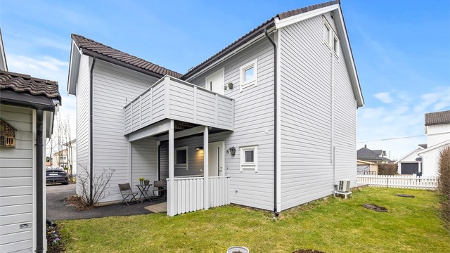 Leiligheten ligger i første etasje i et veletablert og rolig borettslag.