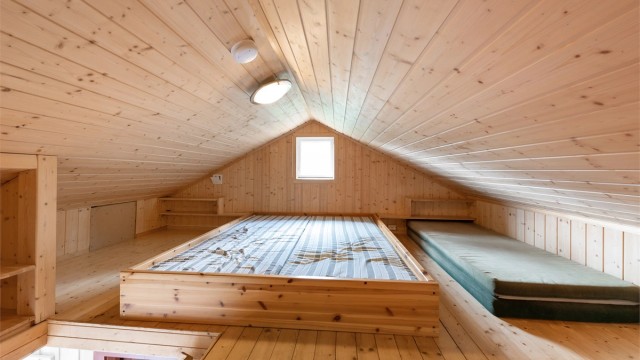 I tillegg er det en innredet hems/loft, tilgjengelig via stige. Rommet er ikke godkjent for varig opphold