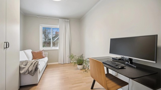 Boligen har totalt 4 soverom som alle er av god størrelse. Dette soverommet med garderobe ligger i 1. etasje.