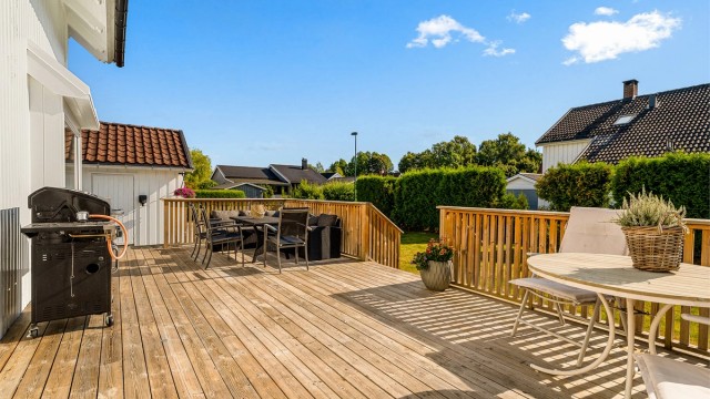 Her kan grillen fyres opp, middagen tas med ut og sommerkveldene nytes rundt bordet.