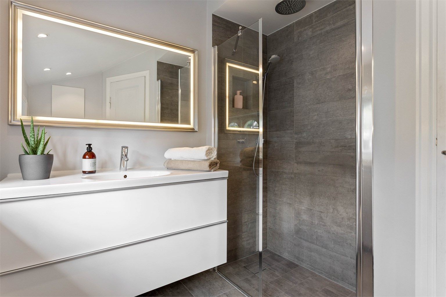 Badet i 2. etasje ble fullstendig renovert i 2014, med gulvet pigget opp og alt lagt på nytt fra grunnen. 