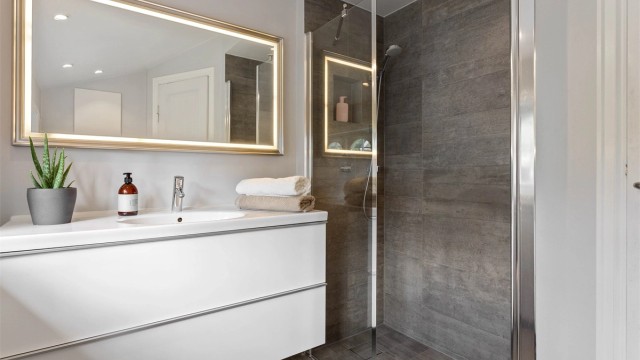 Badet i 2. etasje ble fullstendig renovert i 2014, med gulvet pigget opp og alt lagt på nytt fra grunnen.