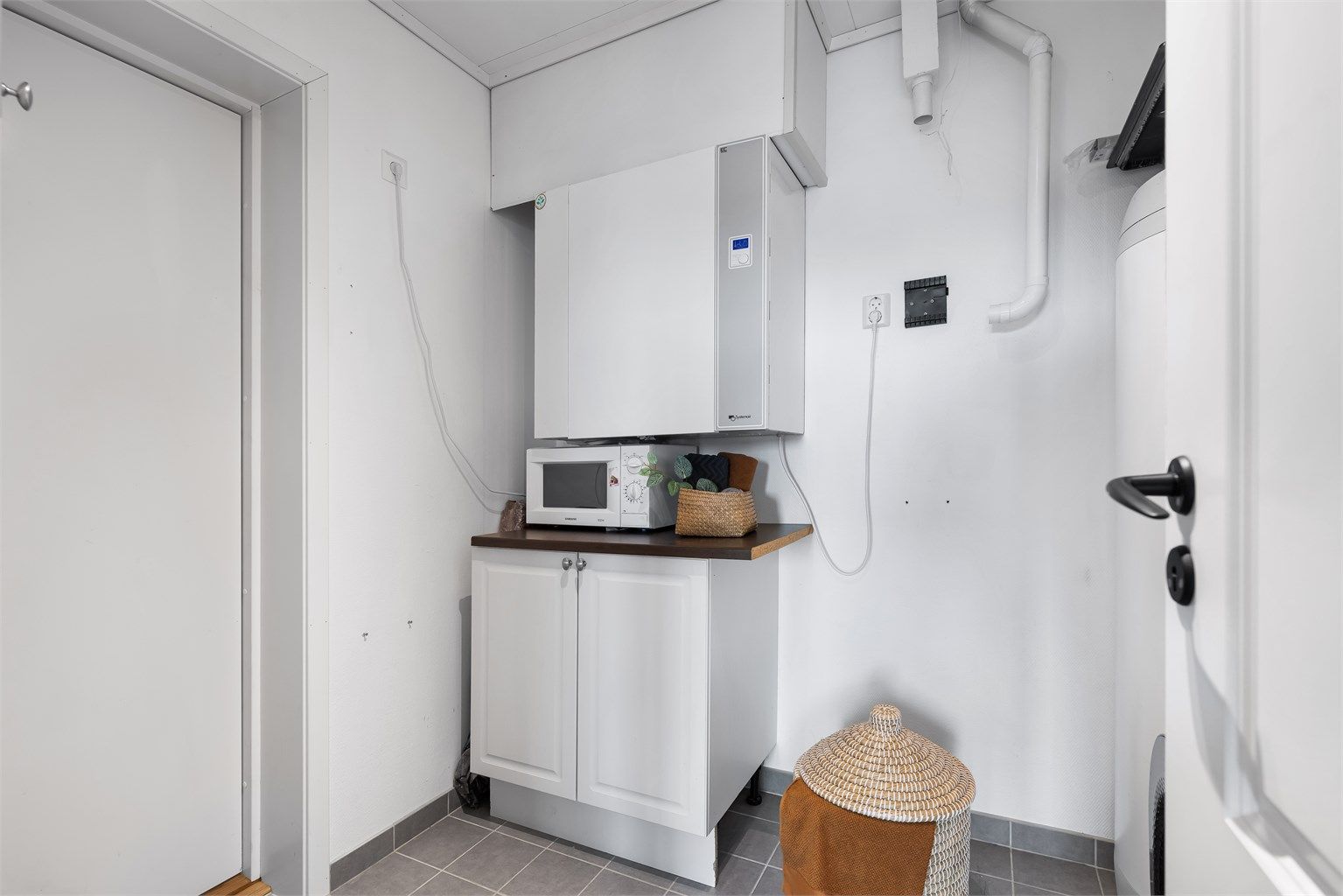 Eiendommen har balansert ventilasjonsanlegg med varmegjenvinning og aggregatet står på vaskerommet