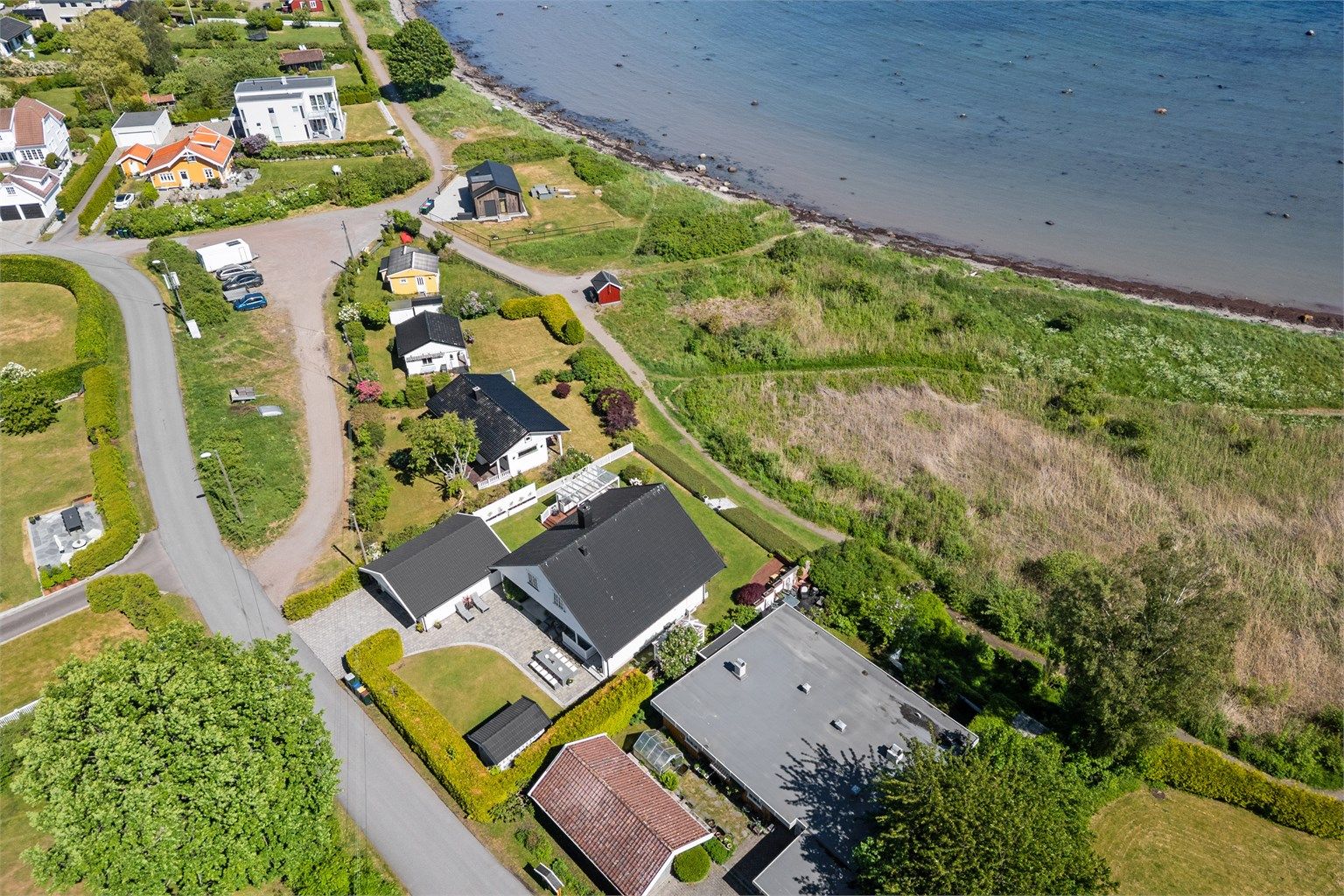 Kyststien passerer også rett forbi, og fra tomten er det ca. 5 min å gå til populære Ringshaugstranda med blått flagg, og ca. 10 min bort til Skallevoldstranda. Samtidig som området ligger trafikkskjermet og fredelig, er det kort vei inn til byen med alle