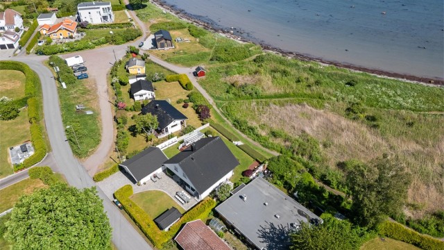 Kyststien passerer også rett forbi, og fra tomten er det ca. 5 min å gå til populære Ringshaugstranda med blått flagg, og ca. 10 min bort til Skallevoldstranda. Samtidig som området ligger trafikkskjermet og fredelig, er det kort vei inn til byen med alle