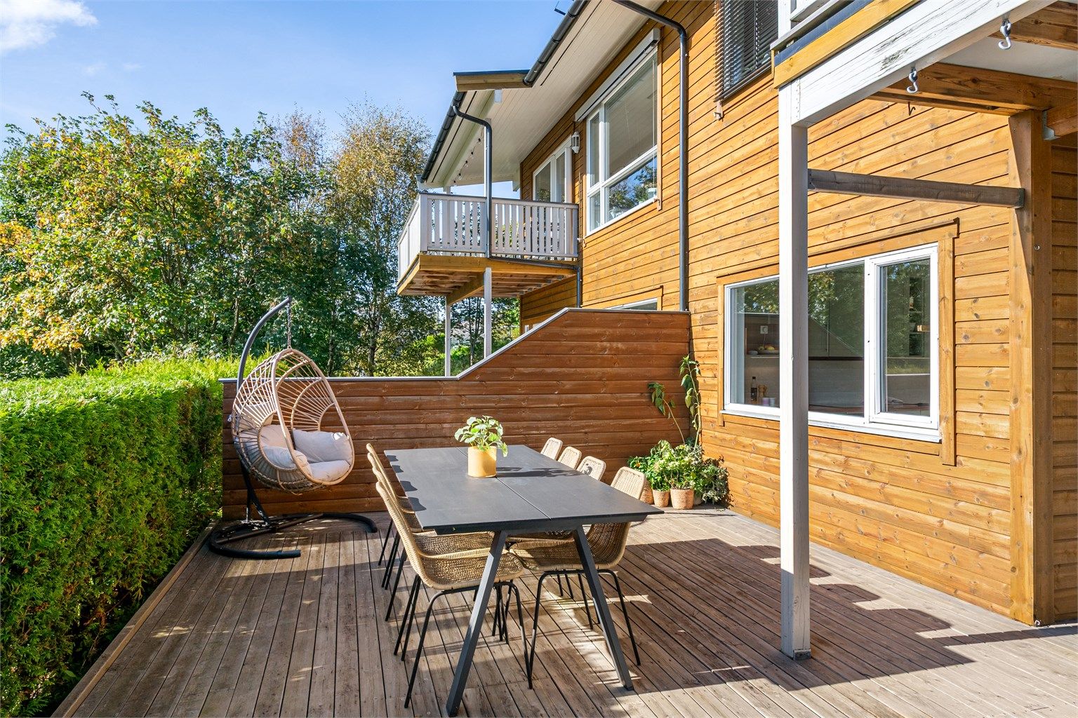 Romslig spiseplass på terrassen med god plass til familie og gjester.