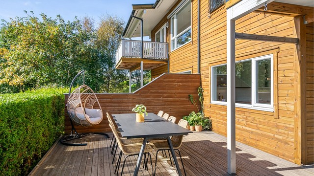 Romslig spiseplass på terrassen med god plass til familie og gjester.