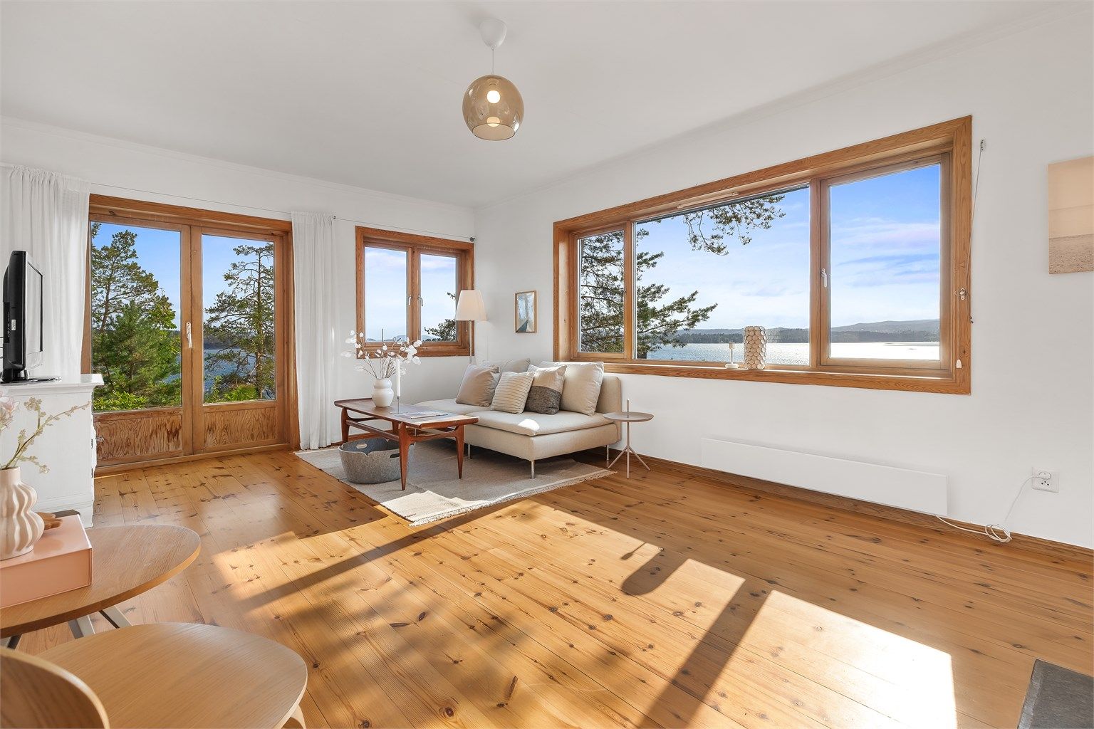 Stue med flere møbleringsmuligheter. Store vindusflater som gir mye lys og flott utsikt