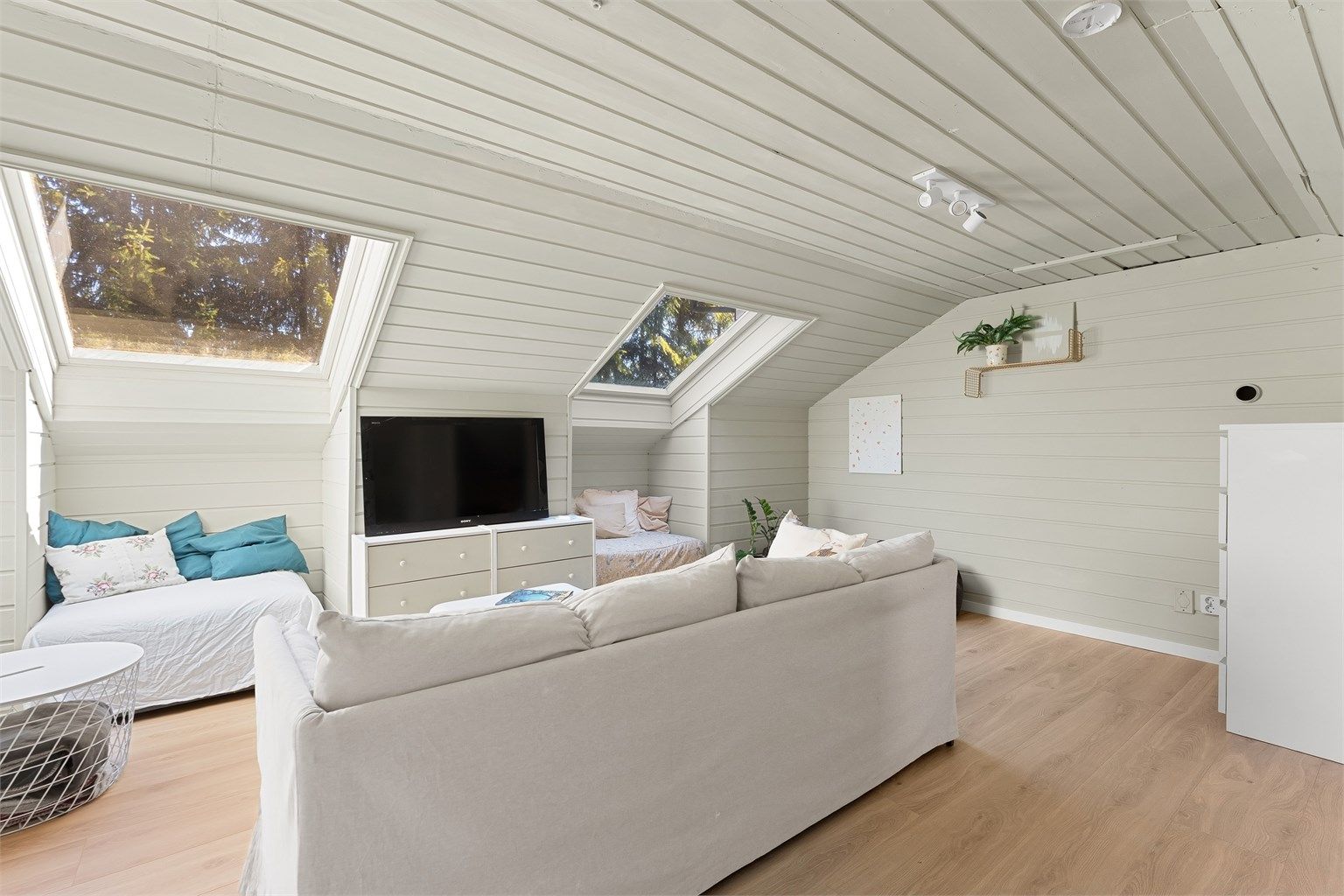 Takvinduer gir godt med lys til rommet, som egner seg godt som en ekstra TV-stue eller lekerom. Rom over garasje er godkjent i kommunen og kjøper overtar ansvaret for dette. Konsekvens er at det må rives.