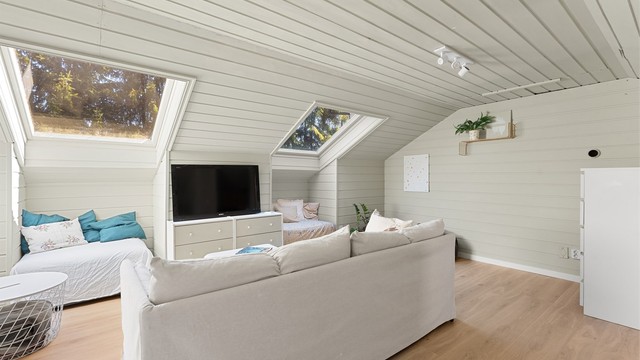 Takvinduer gir godt med lys til rommet, som egner seg godt som en ekstra TV-stue eller lekerom. Rom over garasje er godkjent i kommunen og kjøper overtar ansvaret for dette. Konsekvens er at det må rives.