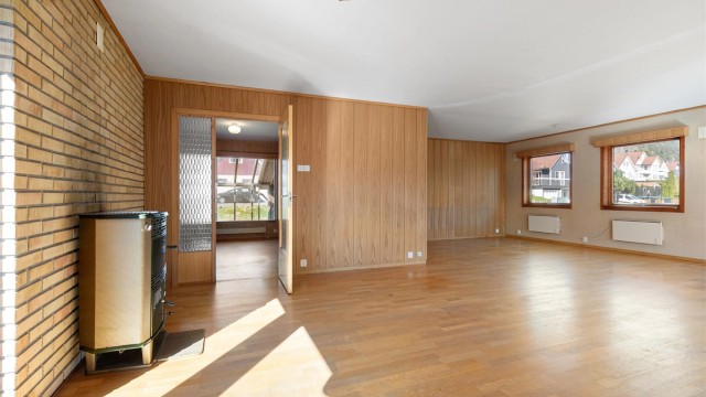 Stuen i hovedetasjen er romslig og har god plass til både sofagruppe og spisestue